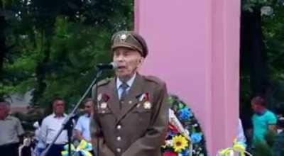 Leader of a Fascist, neo-Nazi group in Ukriane dies in the middle of a speech. Just a reminder that the hand of Stalin still influences our material world 😎