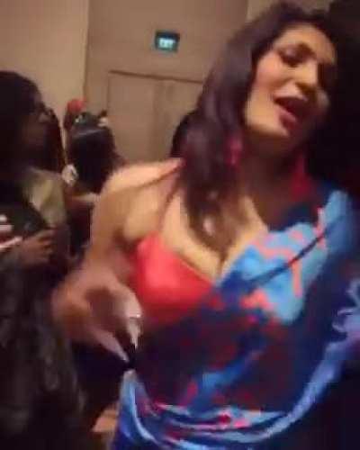 Desi women dance #desi #saree #desidance #desilady