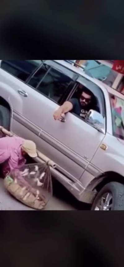 Guy catch birds to help poor vendor