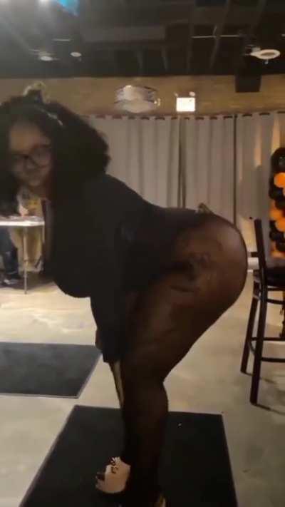 Big booty Aunty twerking her 🍑