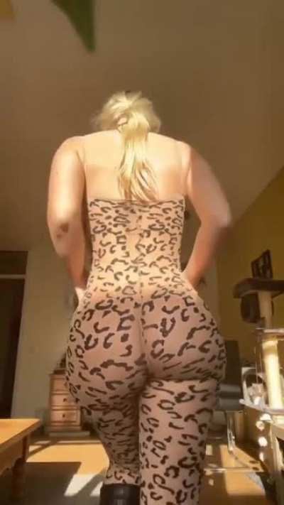 WHO IS SHE??!!! ANYONE KNOW??? FUCK!!!! DAT ASS IS SO NICE!! N FAT!!