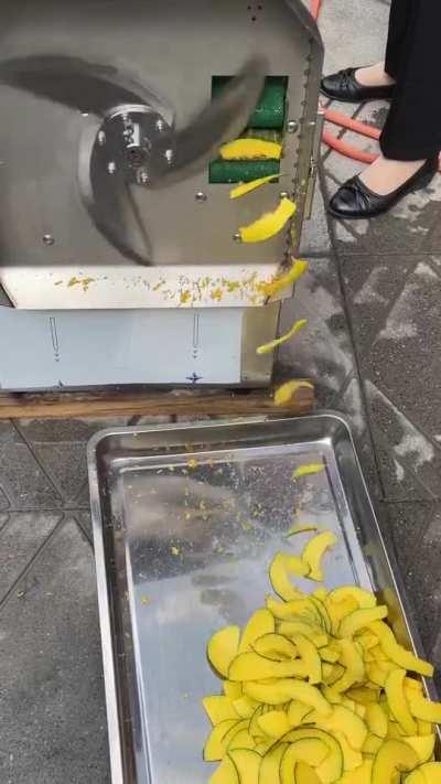 This fruit slicer making it seem like time is frozen in place