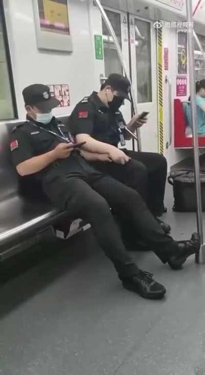 Policemen helping fixing sex ratio problems 🇨🇳🍌