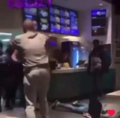 Taco Bell employee knocks out aggressive customer