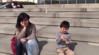 Speed at which child looses his food to bird.