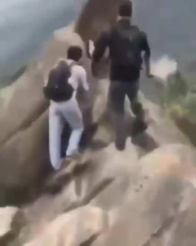 Wcgw posing in a dangerous place