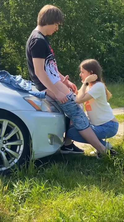 Amateur Babe Kissing and Sucking Dick Outdoors