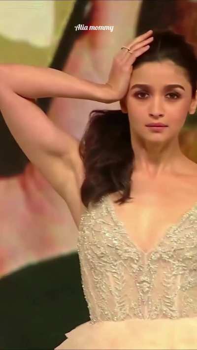 Alia bhatt best armpits queen in bollywood industry 🤤