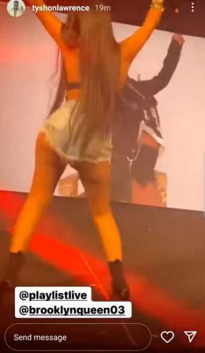 twerkin that ass 🍑🍑🥵😍