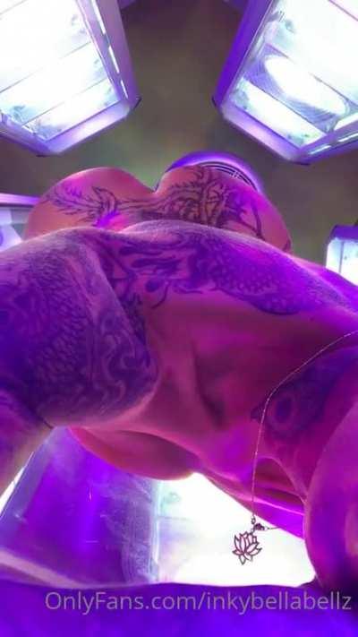 Bella Bellz Tanning Bed Booty 🥵🍑