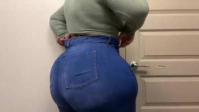 Look at how that fake ass fill up them jeans 😍