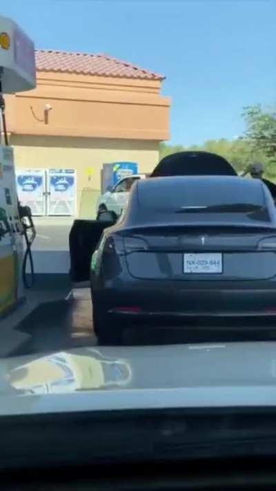 He realices Tesla doesn’t not uses gas