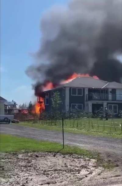 House fire reaches 400 pound propane tank