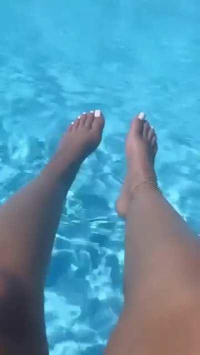 She finally posted her feet again