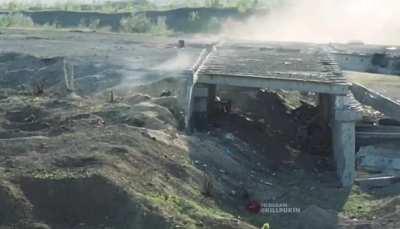 Longer version of a close-range fight between Russian soldiers on the left side and Ukrainian soldiers on the right side under the bridge