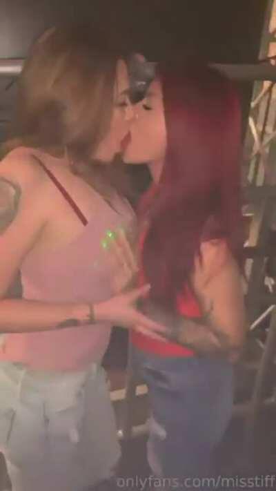 Tiff kissing 😽🔥