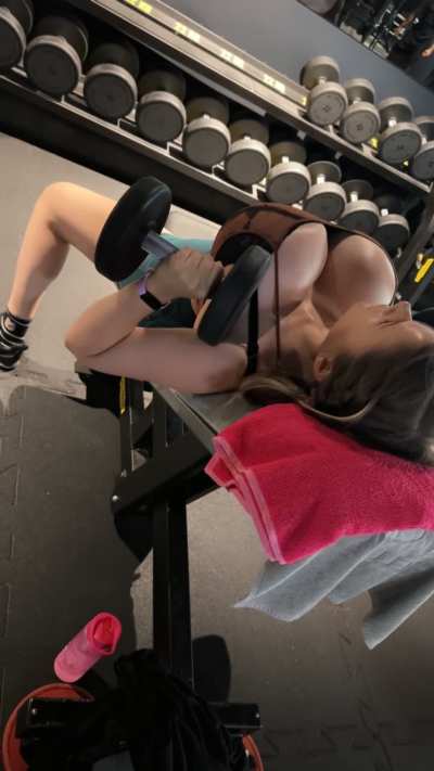 Oversized bimbo boobs at the gym [oc]