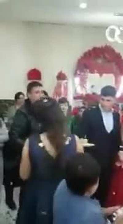 Groom loses his temper during wedding cake cutting ceremony