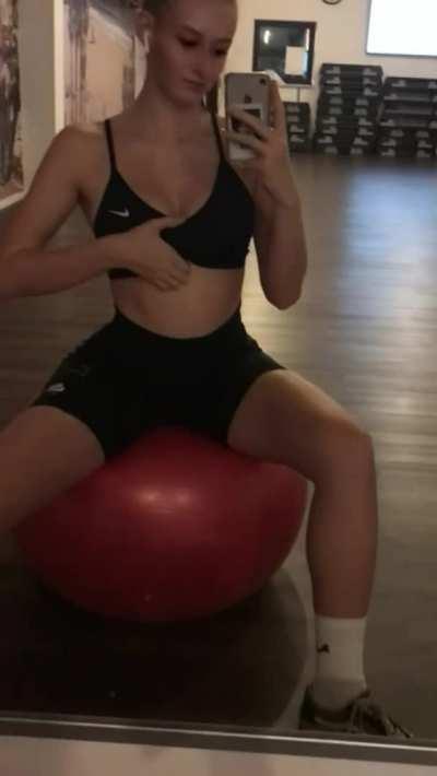 My next flash without a wig, got way too horny in the gym... next to me another girl was still working out haha, I love the risk…hopefully you like my teen tits :)