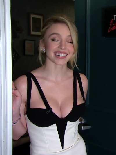 Sydney Sweeney showing off her rack yet again