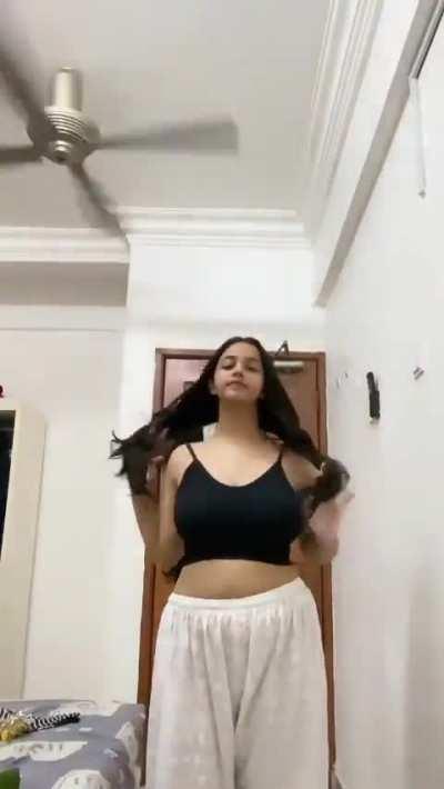 NRI GIRL CHANGING HER CLOTHES 💋🥵🍑