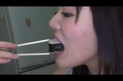 Mao Hamasaki eats sushi