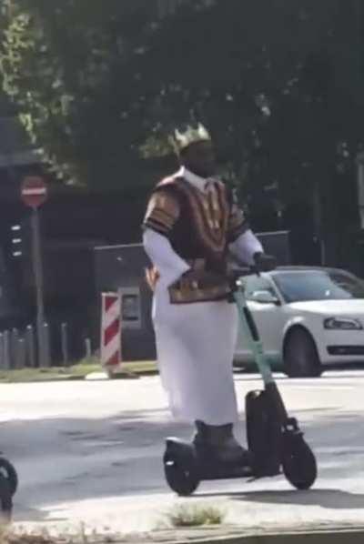 African prince cruising through Hamburg with his security on e-scooters