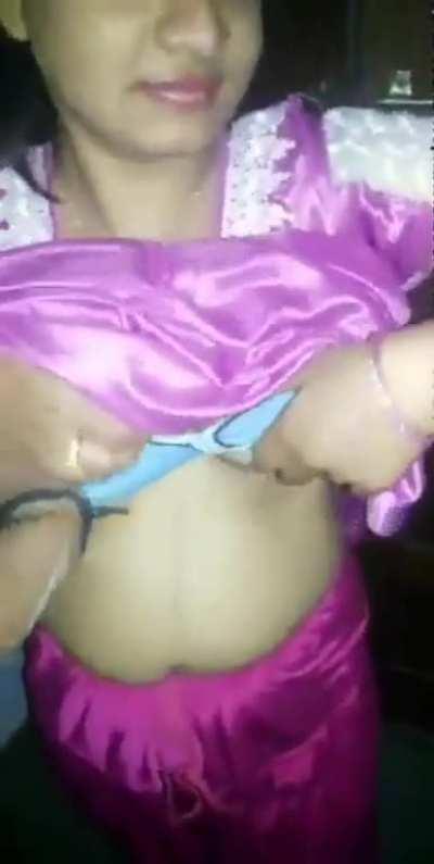 Indian Bhabhi Boobs Show Press 😍😍😍