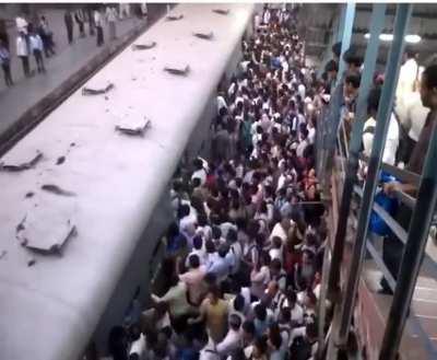 Indian train station rush hour