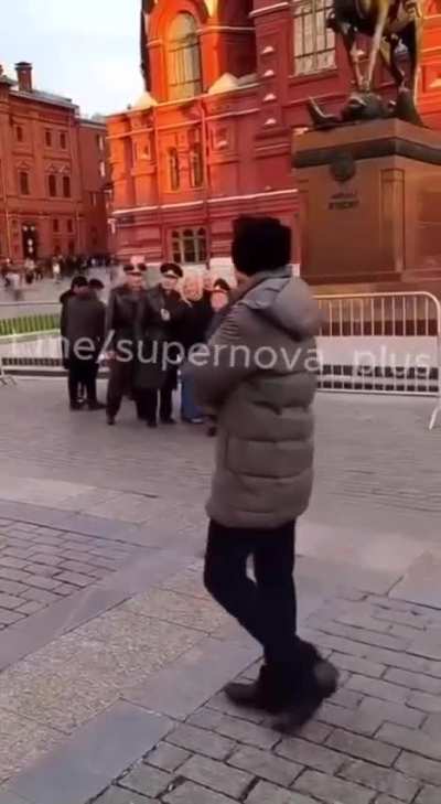 Video of North Korean Officers Taking Pictures in the Center of Moscow 