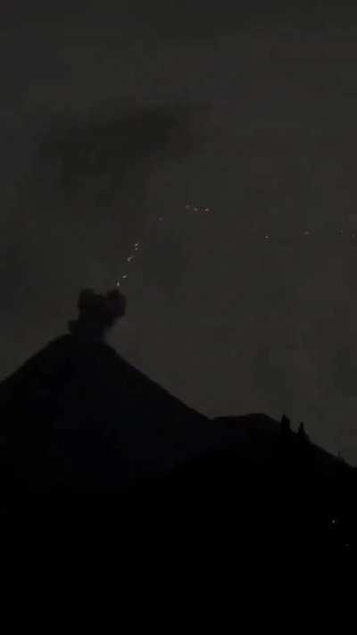 Thunderstorm in Guatemala began simultaneously with the eruption of Mount Fuego.