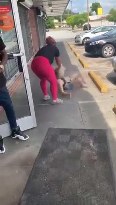 Jealous ex violently beats up her baby daddy’s new girl as the baby tries to help her…