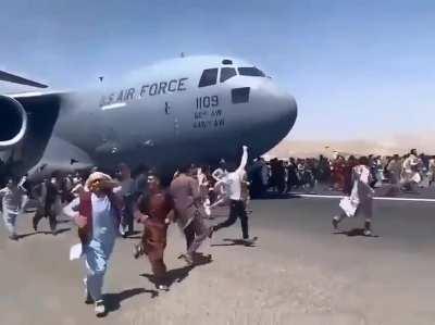 Thousands of Afghan citizens rushed a C-17 trying to take off from Kabul to escape the country. UH-64 Apaches had to use their rotor wash to clear the runway, but people still clung on and fell from thousands of feet (neither on this .gif).