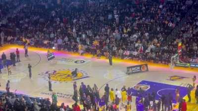 [highlight] For the second game in a row, a Laker fan hits a half court shot to win $25,000