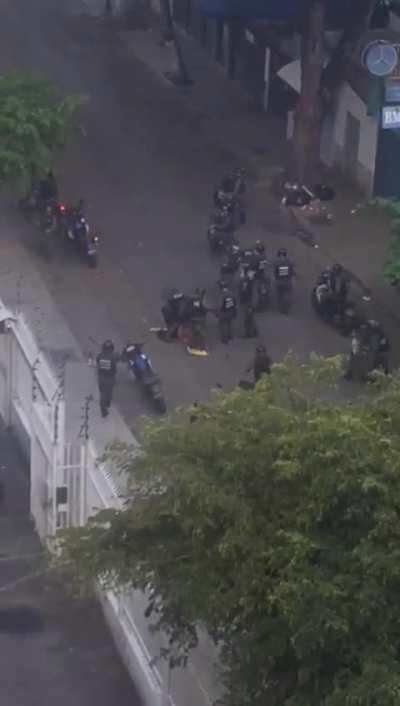 Venezuelan police!! Jamás podremos perdonar ni justificar este tipo de acciones. 