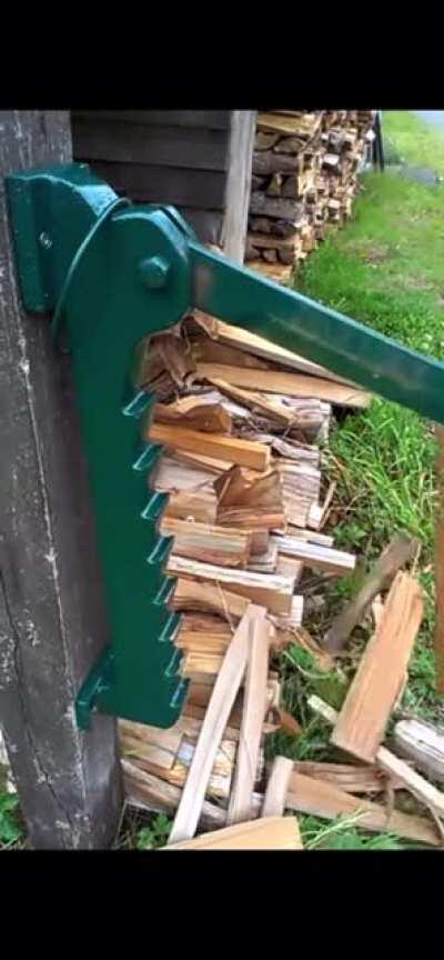 Oddly satisfying wood splitting