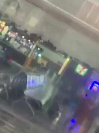 Momento del asalto y balacera en la Central Camionera del Sur, Taxqueña, en Ciudad de México.