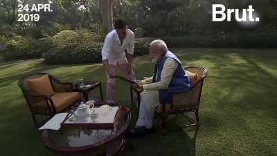 Akshay kumar Showing Modi a meme green screen