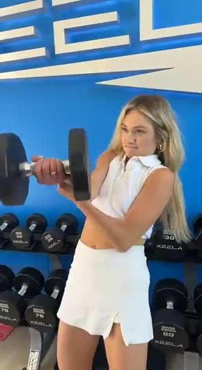 Can she lift 30 lbs weights with one arm?