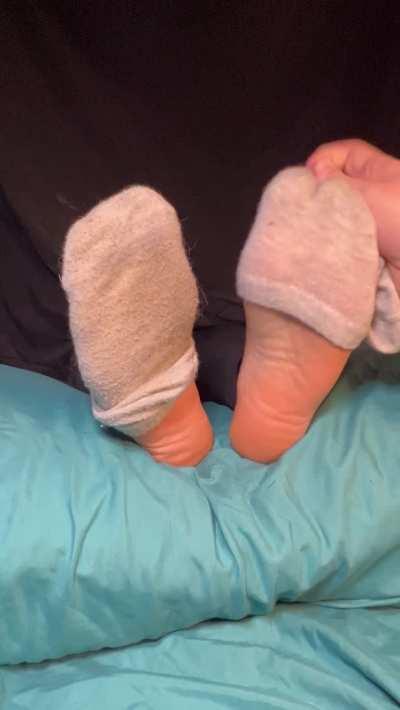 My camera man is mad he can’t use my stinky socks as a cum rag, but you can 😈🤭👣