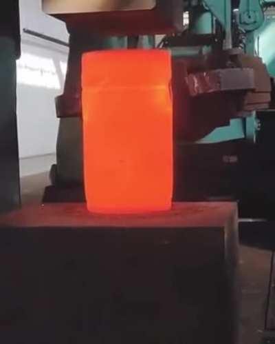 Compressing hot metal with a hydraulic press