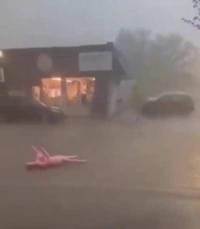 Ayer, con las lluvias, alguien perdió el amor.