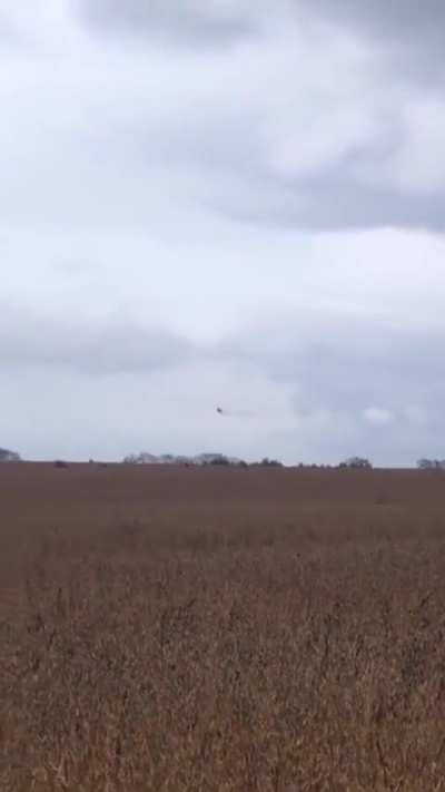 Ukrainian farmers film a close flyby of a Ukrainian Su-24MR at very low altitude