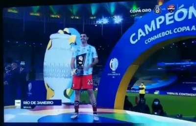 After being criticised at home for what some considered &quot;sexist&quot; gestures during the penalty shootout vs. Colombia, this is Emiliano Martínez lifting the Best GK of Copa America trophy