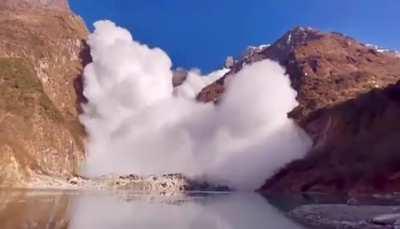 This scene is extremely rare....a cloud collapse....!!!