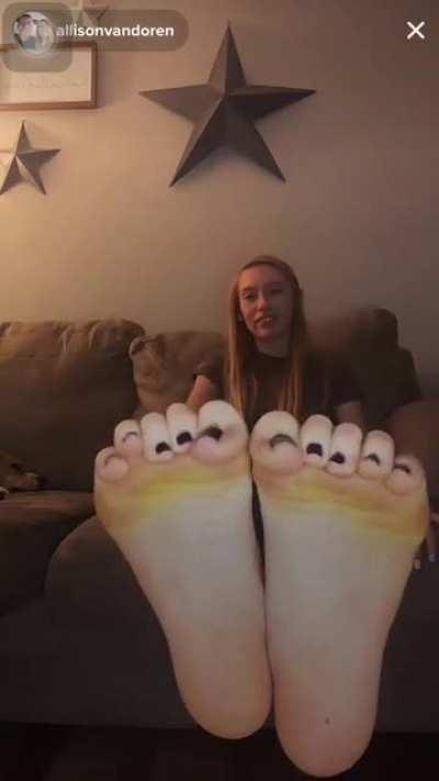 @allisonvandoren1 (formerly @allisonvandoren before she was banned) was live showing off her beautiful hot sexy soles from Sole 🦶🏻 Saturday!! Part 2