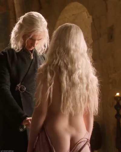 Emilia Clarke (at 23) - Game of Thrones S01E01 (HQ)