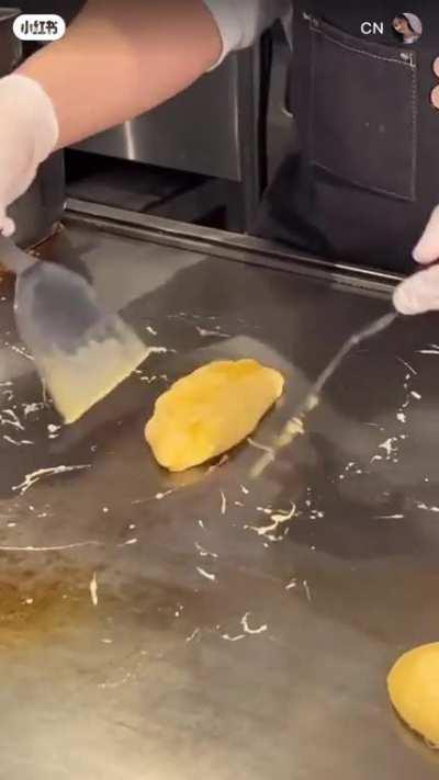 A Japanese chef making an perfect omellete