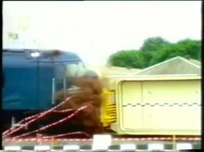 160Kmh (99,4Mph) Train VS. 50 Ton Nuclear container