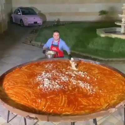 Czn Burak making a giant pizza